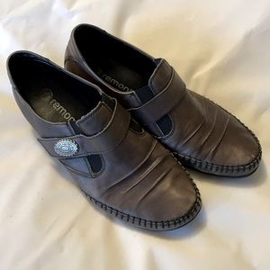 Remonte : Grey leather booties with slight heel